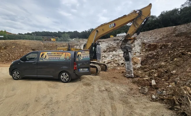 Chantier de terrassement pour une entreprise à Vallauris, Frejus, Martin Herve Terrassement 